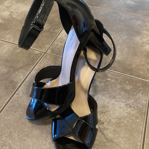 Clarks ultimate comfort  black patent leather heels, size 7.5M - Picture 2 of 5